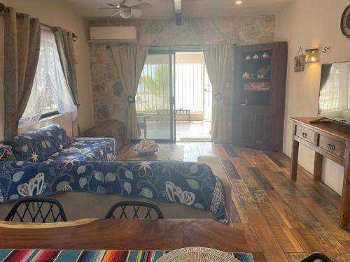 a living room with a couch and a table at SandyToes La Casita del Mexicano in Celestún