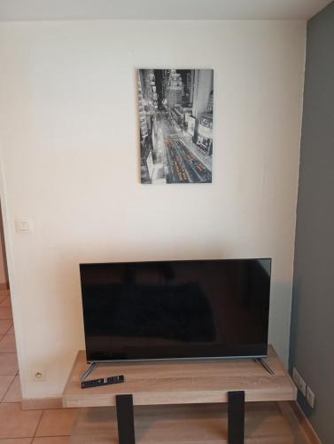 Μια τηλεόραση ή/και κέντρο ψυχαγωγίας στο Appartement frontiere Luxembourg entree privative