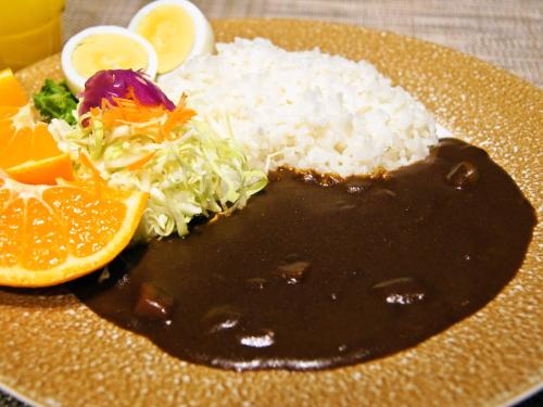 um prato de comida com arroz e molho marrom em APA Hotel Asakusa Kaminarimon em Tóquio