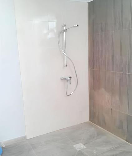 Bilik mandi di Bright apartment in Almada with shared pool