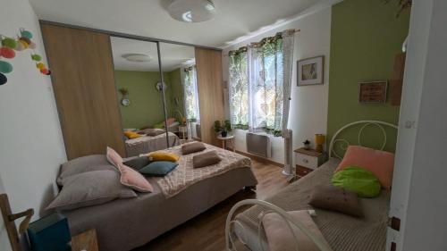 une chambre avec un lit et un grand miroir dans l'établissement La Villa de la Mer pour 10, à Gruissan