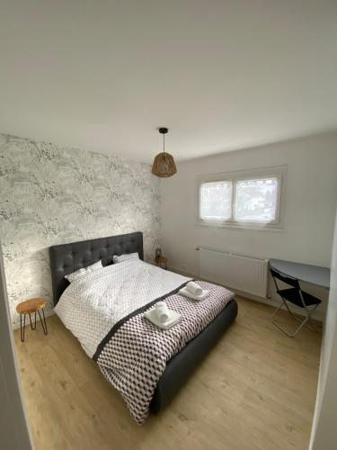 une chambre avec un lit et une table dedans dans l'établissement Gite de l'Albizia, à Ouzouer-sur-Loire