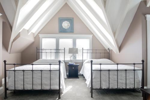 מיטה או מיטות בחדר ב-Longwood Inn