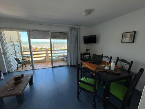 Posezení v ubytování Departamento frente al mar