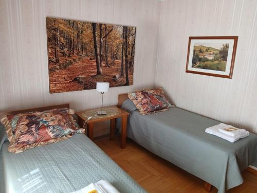 Zimmer mit 2 Betten und einem Bild an der Wand in der Unterkunft Depto Córdoba centro 4 ambientes in Cordoba