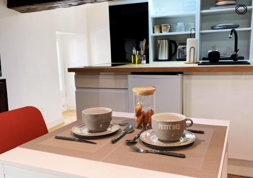 deux tasses sur une table dans une cuisine dans l'établissement Studio Nid Urbain, à Angoulême