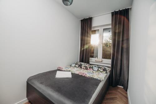 Ένα ή περισσότερα κρεβάτια σε δωμάτιο στο Place Oswiecim - underground parking, air conditioning, Self Check In