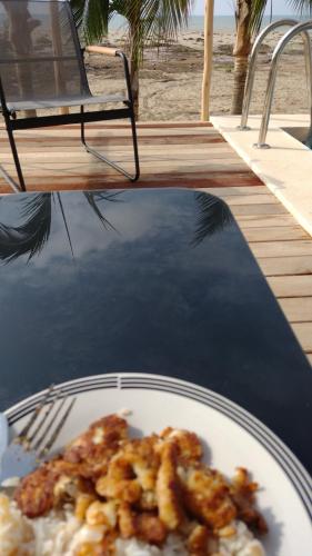 Makanan di atau berdekatan apartmen