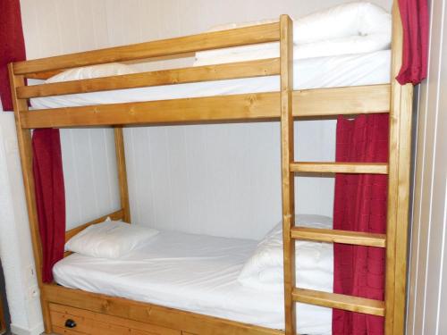 Ce lit superposé se trouve dans un dortoir avec une échelle. dans l'établissement Appartement charmant à La Plagne-Tarentaise avec balcon & vue, à La Plagne Tarentaise