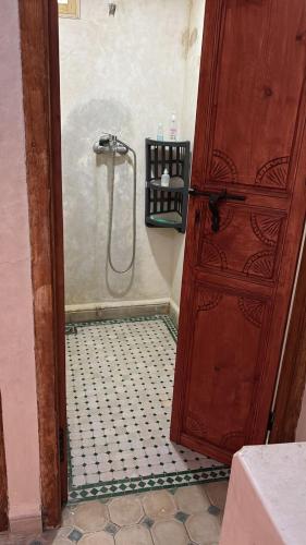 Un baño de Auberge Mzik
