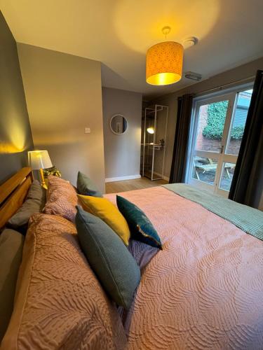 Ein Bett oder Betten in einem Zimmer der Unterkunft Very Large Central Property
