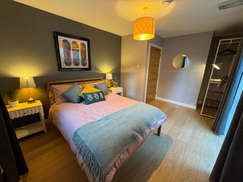Ein Bett oder Betten in einem Zimmer der Unterkunft Very Large Central Property