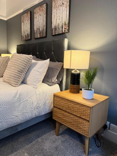 Ein Bett oder Betten in einem Zimmer der Unterkunft Very Large Central Property