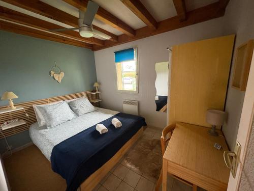 En eller flere senge i et værelse på Maison de vacances à Cazaux