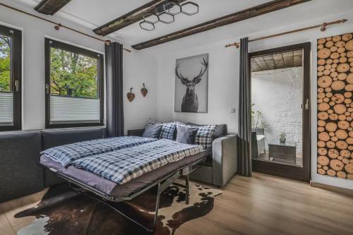 a bedroom with a bed and a window at HIRSCH Stadt Apartment 2 - Terrasse mit Flussblick - Parkplatz in Bad Harzburg