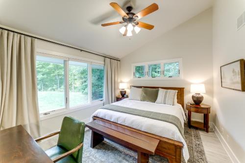 une chambre avec un lit et un ventilateur de plafond dans l'établissement Riverwood South Haven Retreat on 10 Acres, à South Haven
