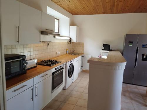 Kuchyň nebo kuchyňský kout v ubytování Maison acces et vue mer a 100 metres