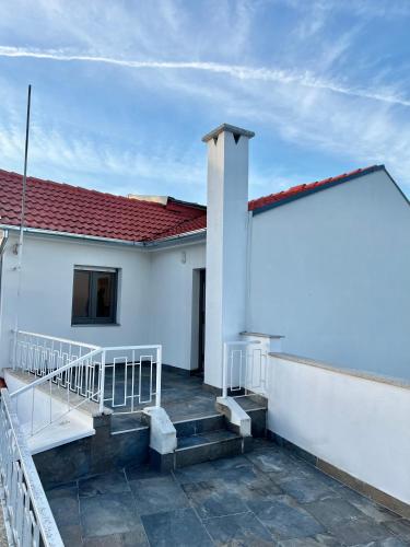 a white house with a red roof at Cantinho do Castelo in Bragança