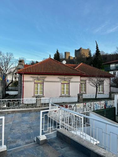 a white house with a red roof at Cantinho do Castelo in Bragança