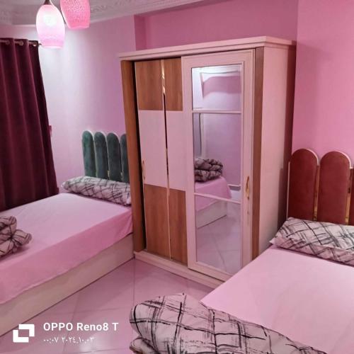 Postel nebo postele na pokoji v ubytování شقة فندقيه فاخرة بمنطقة المعادى صف اول جميع الغرف تطل على النيل A luxury hotel apartment in Maadi, first row. All rooms overlook the Nile