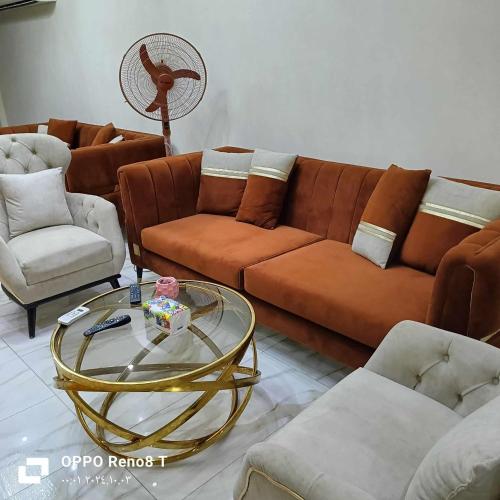 Posezení v ubytování شقة فندقيه فاخرة بمنطقة المعادى صف اول جميع الغرف تطل على النيل A luxury hotel apartment in Maadi, first row. All rooms overlook the Nile
