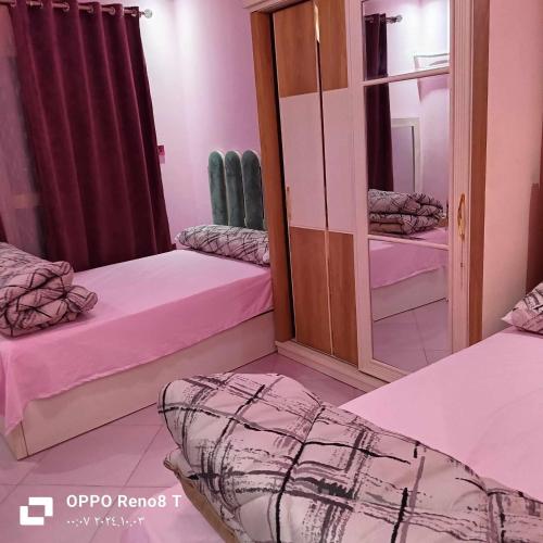 Postel nebo postele na pokoji v ubytování شقة فندقيه فاخرة بمنطقة المعادى صف اول جميع الغرف تطل على النيل A luxury hotel apartment in Maadi, first row. All rooms overlook the Nile