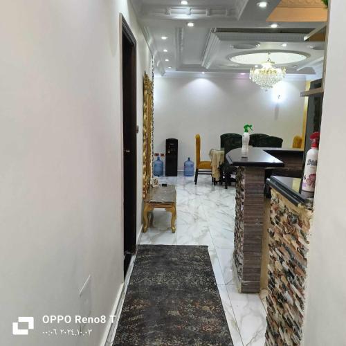 Posezení v ubytování شقة فندقيه فاخرة بمنطقة المعادى صف اول جميع الغرف تطل على النيل A luxury hotel apartment in Maadi, first row. All rooms overlook the Nile