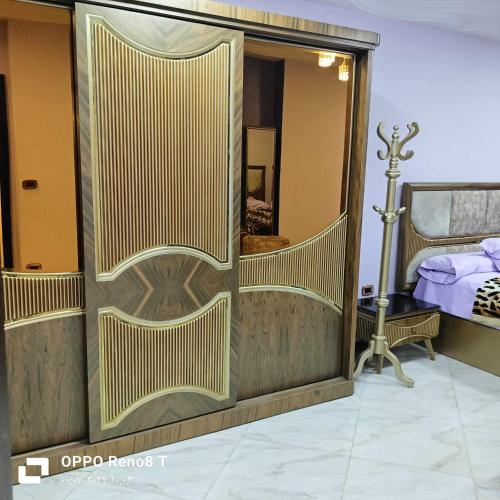 Postel nebo postele na pokoji v ubytování شقة فندقيه فاخرة بمنطقة المعادى صف اول جميع الغرف تطل على النيل A luxury hotel apartment in Maadi, first row. All rooms overlook the Nile
