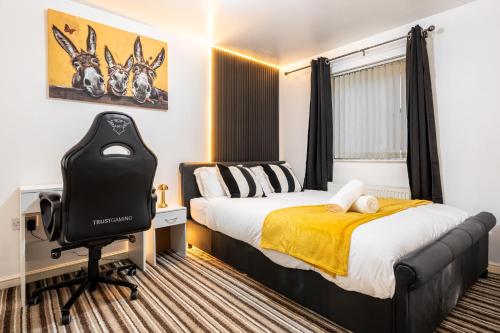 Giường trong phòng chung tại Coop Arena & Etihad - Free Parking - Pool Table