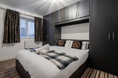 Giường trong phòng chung tại Coop Arena & Etihad - Free Parking - Pool Table