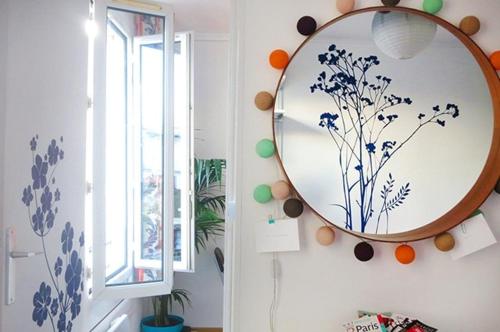 un miroir suspendu sur un mur à côté d'une fenêtre dans l'établissement Charm & comfort à Montmartre, à Paris
