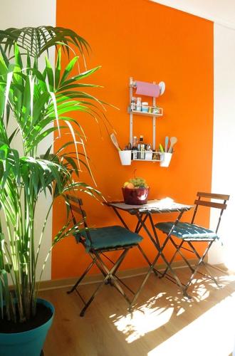 une table, deux chaises et une plante dans une pièce dans l'établissement Charm & comfort à Montmartre, à Paris