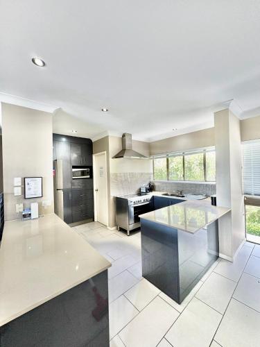 Dapur atau dapur kecil di Ocean View Retreat on Eshelby