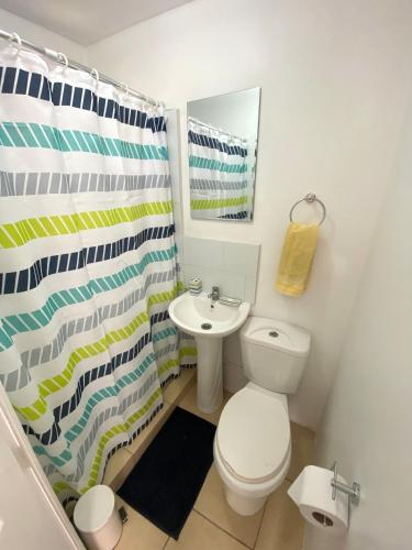 Ένα μπάνιο στο Casa acogedora dentro de parcela cerca de la playa