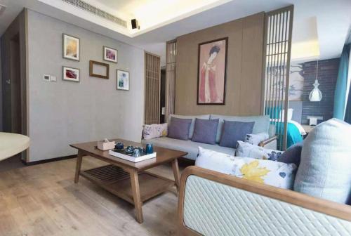 a living room with a couch and a table at Mehood Lestie, Beidaming Palace in Xi'an
