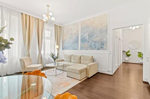 un soggiorno con divano e tavolo in vetro di Art Hotel Vienna a Vienna