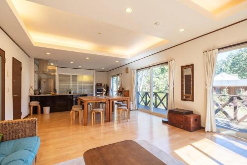 Una cocina o cocineta en 伊豆大室高原ー対話の家ー最大8名BBQ付ーIzu Dialogue House