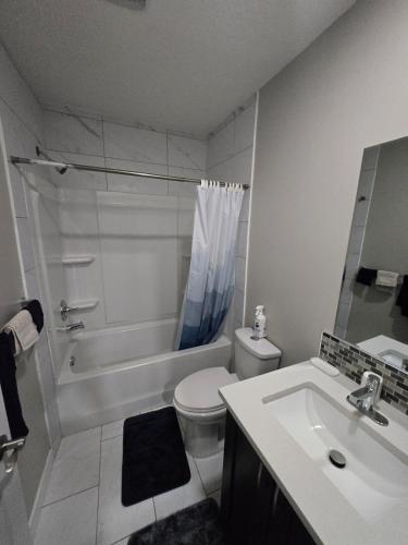 Ένα μπάνιο στο 2 Bedroom Secondary Suite