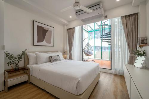 Un dormitorio blanco con una cama y una ventana grande. en 4BR Walk to Chinatown, MRT Luggage Dropoff, en Bangkok