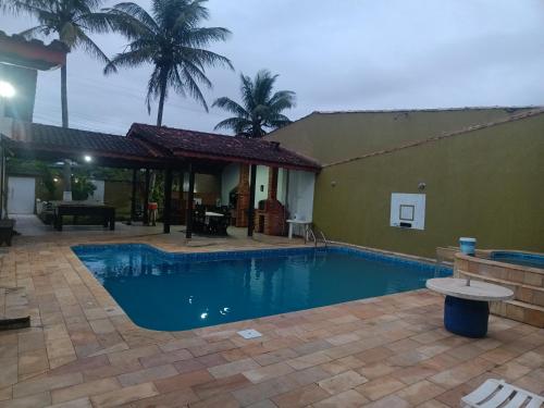 una piscina frente a un edificio en Paz, en Peruíbe
