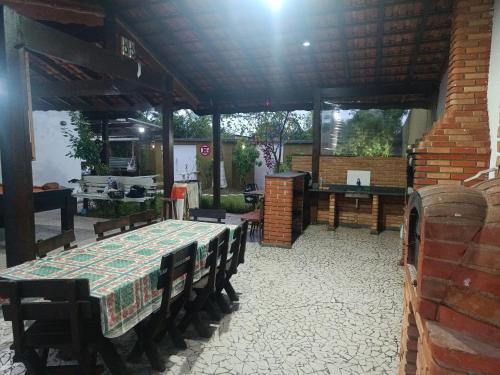 Un patio con una mesa y sillas en un edificio. en Paz, en Peruíbe