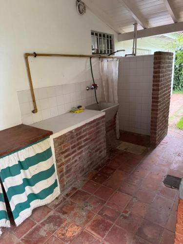 ein Badezimmer mit Dusche und Badewanne in der Unterkunft Casa playa Valeria in Valeria del Mar