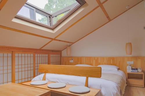 52 Designer B&B 객실 침대