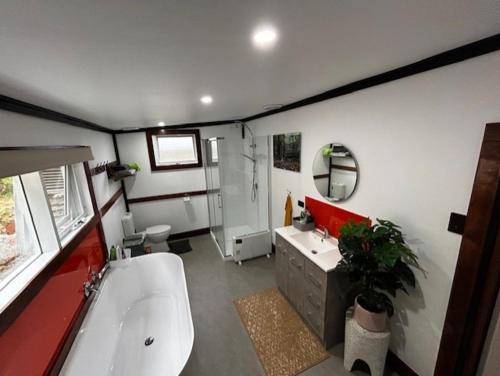 Un baño de Conlan Springs Cottage