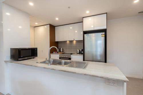 Nhà bếp/bếp nhỏ tại Bright 2-Bed Flat Near City Amenities