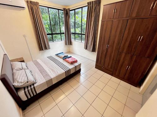 une chambre avec un lit et une grande fenêtre dans l'établissement AGORA HOMESTAY Kota Marudu, à Kampong Karungkon