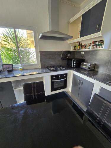 Two-Bedroom Private Villa with Spacious Pool Retreatにあるキッチンまたは簡易キッチン