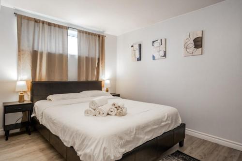Un dormitorio con una cama con dos animales de peluche encima. en Modern & Spacious 2BR 2BA Suite All Amenities Included, en Brampton