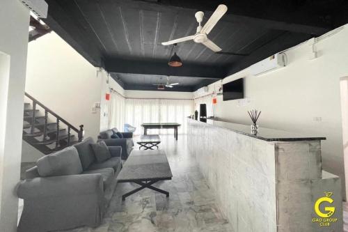 Ruang duduk di GAO Deluxe Beachfront Pool House