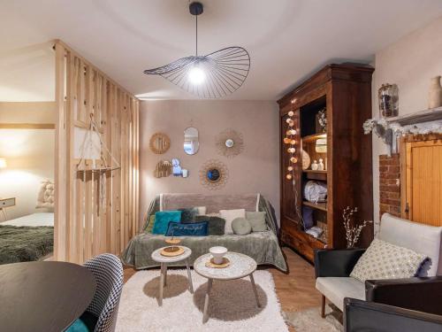 un salon avec un lit et une table dans l'établissement Studio central 2-4 pers, terrasse équipée, proche thermes et randos - FR-1-401-311, à Cauterets